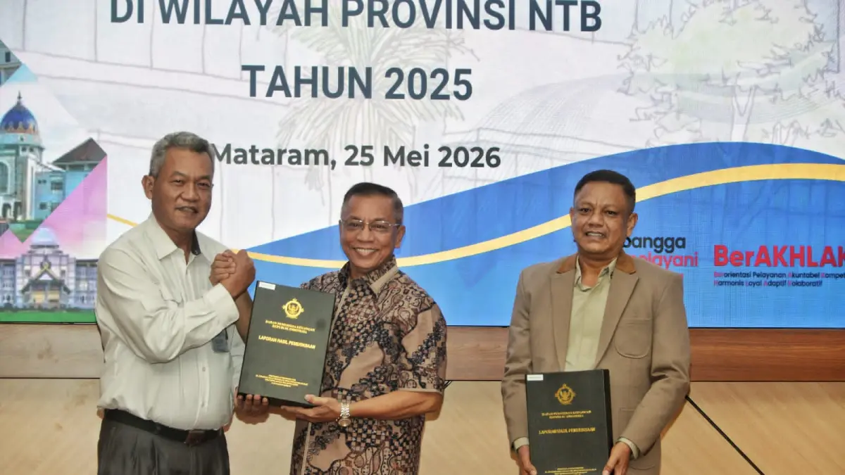 Wali Kota Bima HA Rahman (tengah) bersama Ketua DPRD Kota Bima Syamsurih menerima LHP LKPD 2025 di kantor BPK NTB, Senin (25/5).