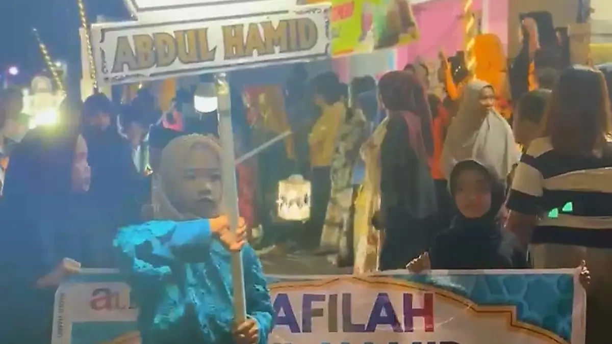 SEMARAK TAKBIRAN: Anak-anak dari berbagai dusun di Desa Dasan Tapen menampilkan gema takbir dan kreativitas Islami pada Festival Gema Takbir Anak-Anak Idul Adha 2026. Kegiatan berlangsung meriah dan turut disaksikan warga serta seorang wisatawan asal Prancis.