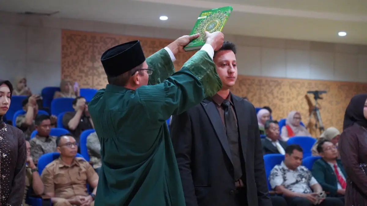 DIKUKUHKAN: Delapan dokter baru Unram dikukuhkan dan diambil sumpahnya  di Auditorium dr. Yunita Sabrina FKIK Unram, Senin (25/5).