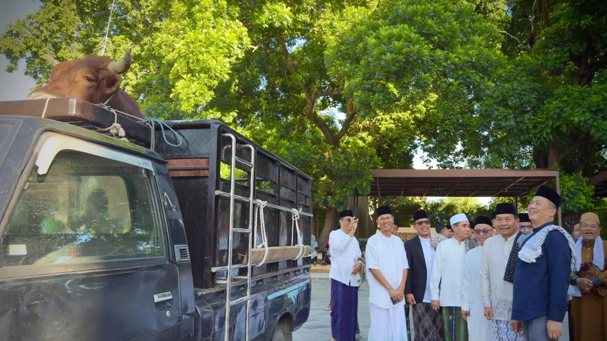 Gubernur NTB Lalu Muhamad Iqbal (dua dari kanan) saat menyaksikan langsung pelepasan hewan kurban, usai pelaksanaan salat Iduladha 1447 Hijriah, di lapangan Bumi Gora, Mataram, Rabu (27/5). (YUYUN/LOMBOK POST)