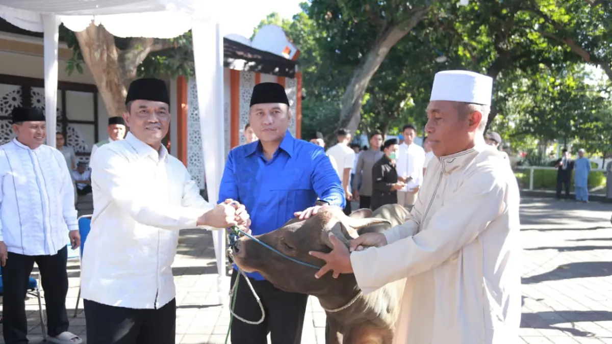 Kapolda NTB Irjen Pol. Kalingga Rendra Raharja (kiri) menyerahkan hewan kurban secara simbolis kepada panitia kurban.