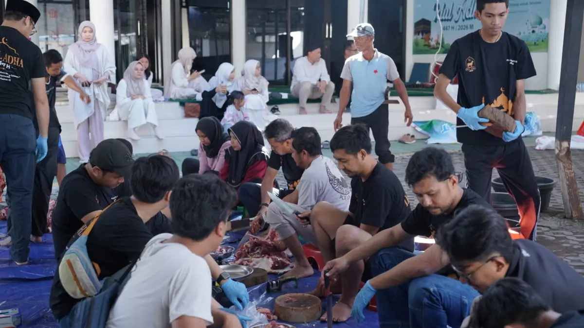 Pegawai PLN UIP Nusra bersama PIKK dan Tenaga Alih Daya (TAD) bergotong royong dalam proses pengolahan dan pengemasan daging kurban Idul Adha 1447 H.