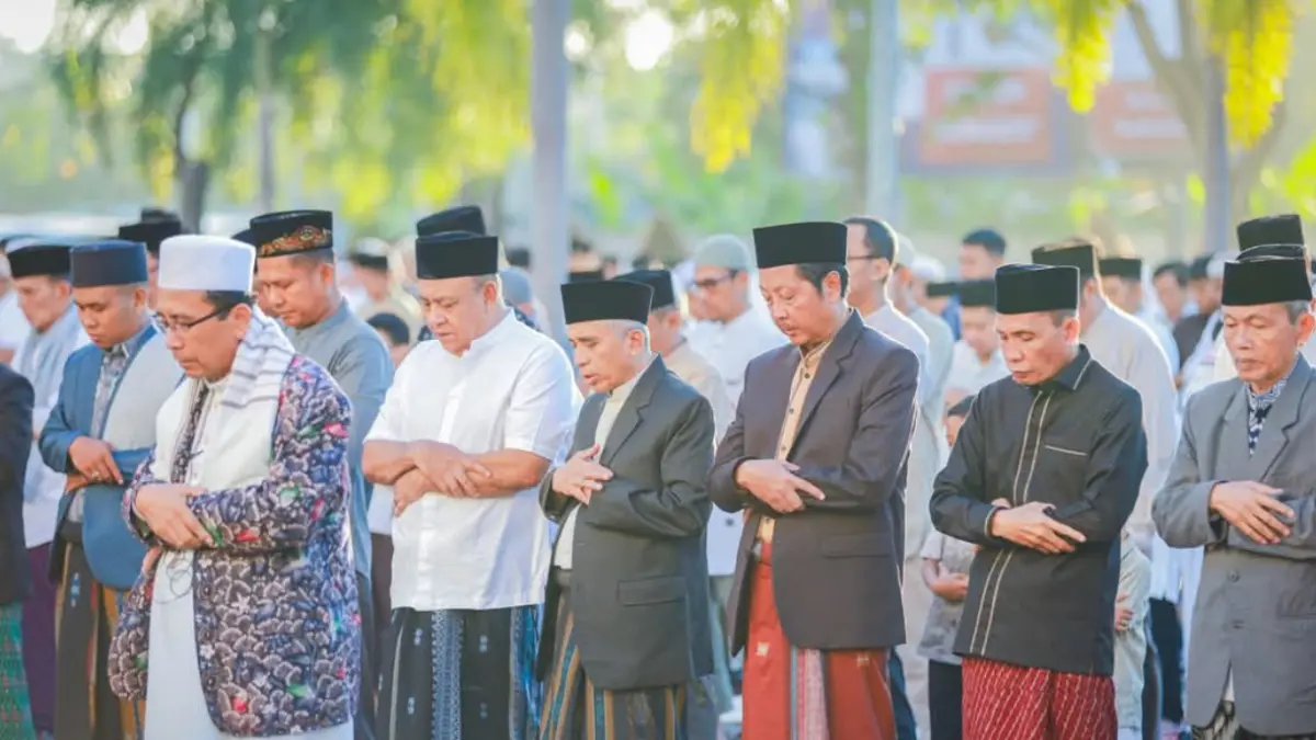 Sekda Kota Mataram Lalu Alwan Basri, dsn sejumlah pejabat salat Idul Adha di parkiran timur Lombok Epicentrum Mall. (DOK. KOMINFO)