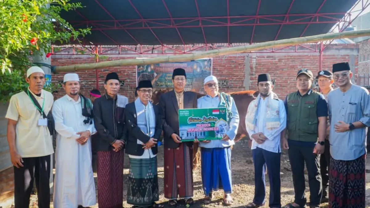 Sekda Kota Mataram Lalu Alwan Basri secara simbolik menyerahkan bantuan sapi kurban Presiden Prabowo. 