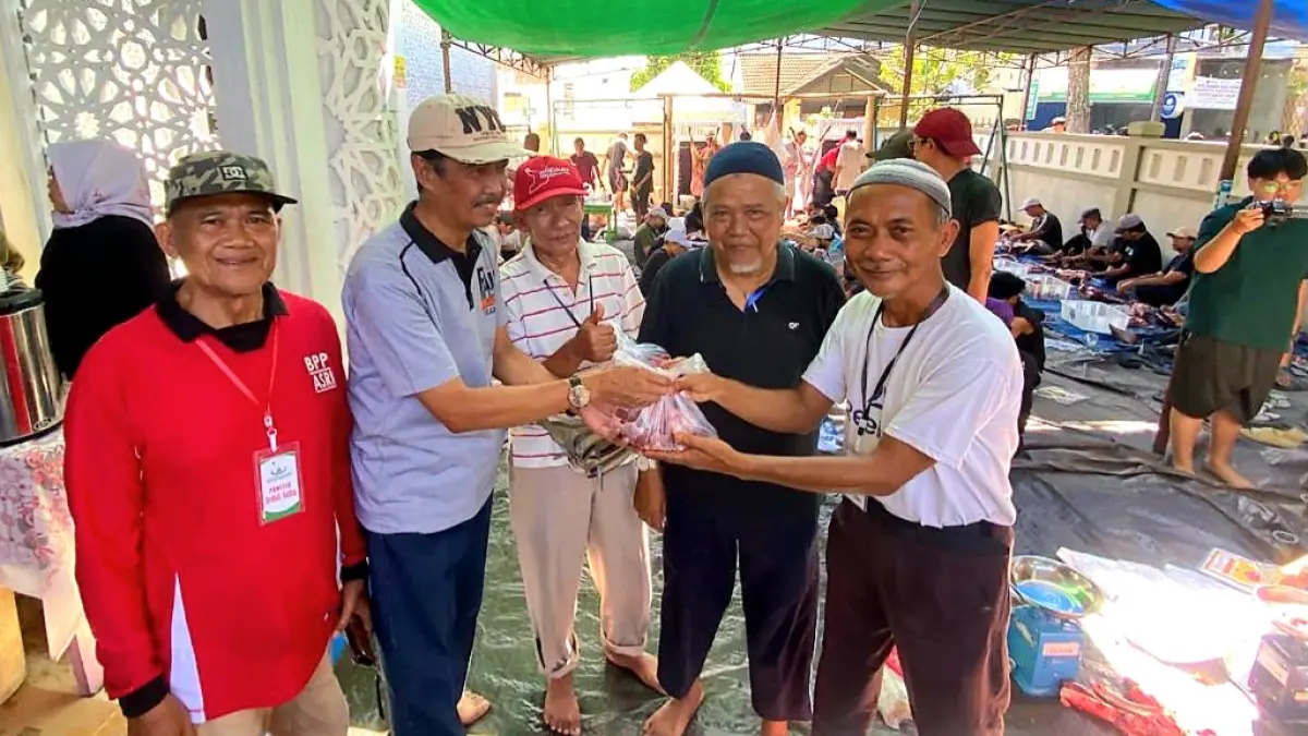 SEMANGAT KEBERSAMAAN: Panitia kurban, takmir dan remaja Masjid Raudhatul Jannah bergotong royong menyiapkan daging kurban di halaman Masjid Raudhatul Jannah di Perumahan Bumi Pagutan Permai, Mataram, Rabu (27/5).  (Toni/Lombok Post)
