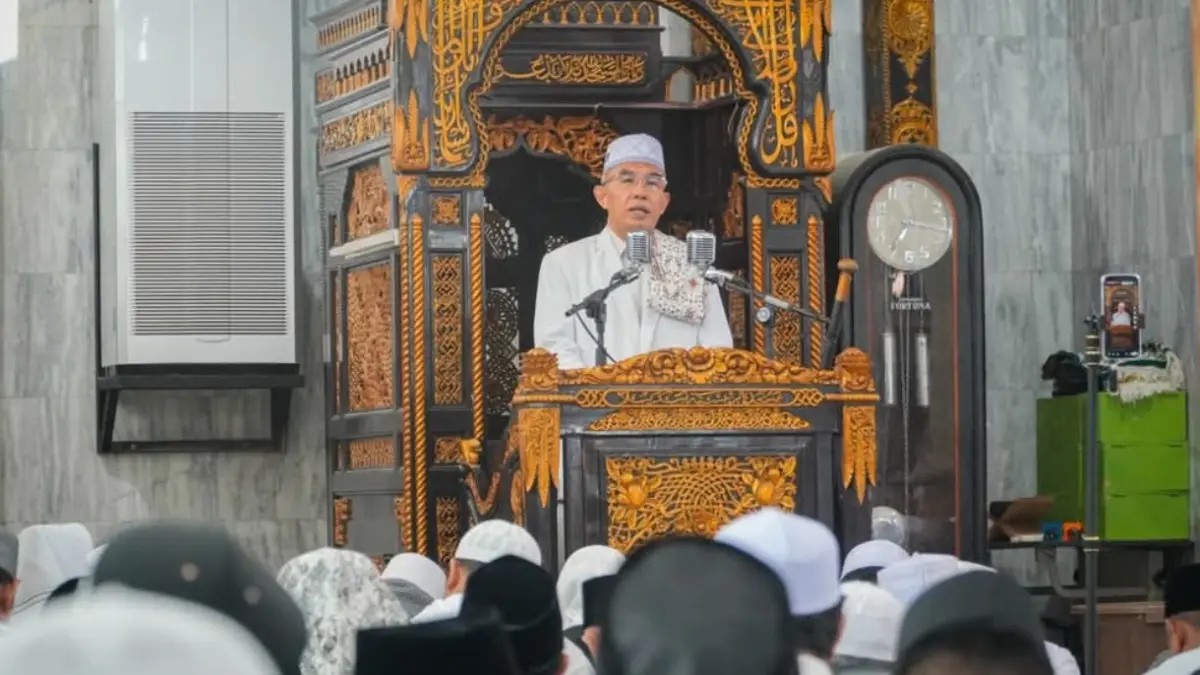 Wakil Wali Kota Mataram TGH Mujiburrahman saat menyampaikan khutbah. (DOK. KOMINFO)
