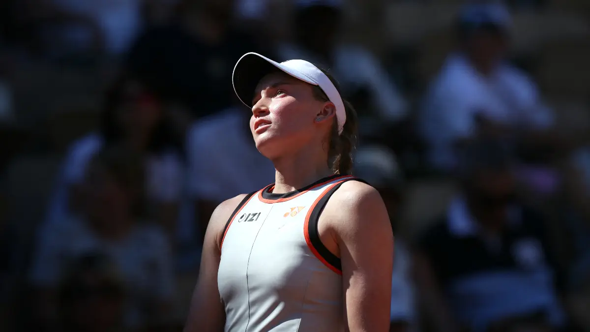 Elena Rybakina tersingkir dari Roland Garros 2026 usai kalah dramatis dari Yuliia Starodubtseva di babak kedua. (AFP Photo)