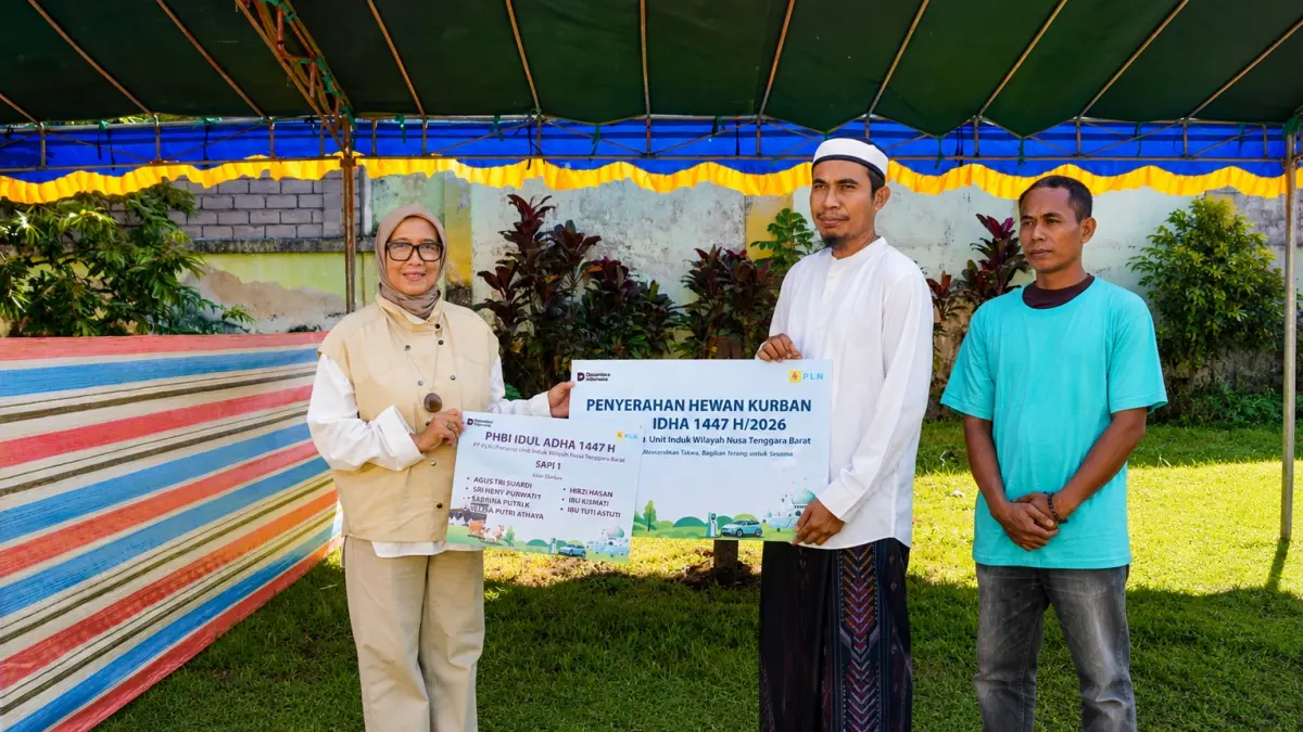 General Manager PLN UIW NTB Sri Heny Purwanti (kiri) menyerahkan hewan kurban secara simbolis di momen Idul Adha 1447 Hijriah.