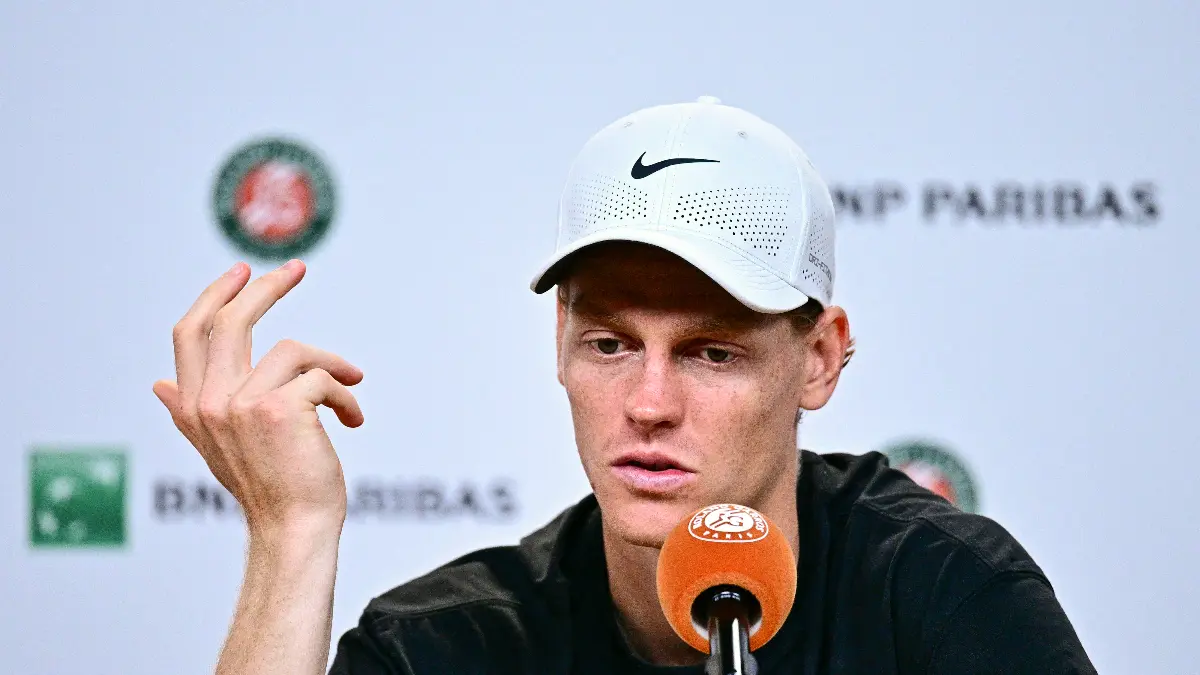 Jannik Sinner mengaku kehabisan energi saat kalah dramatis dari Juan Manuel Cerundolo di Roland Garros 2026. (AFP Photo)