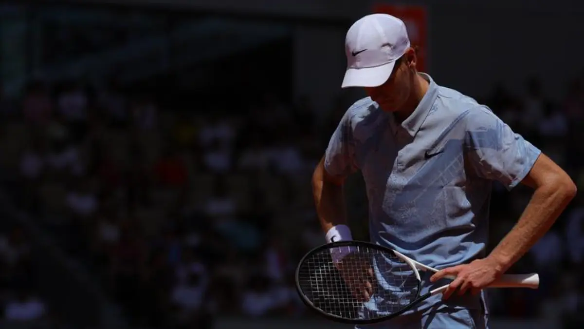 Jannik Sinner tersingkir dramatis di Roland Garros 2026 usai kalah lima set dari Juan Manuel Cerundolo karena kram fisik. (Instagram Roland Garros)