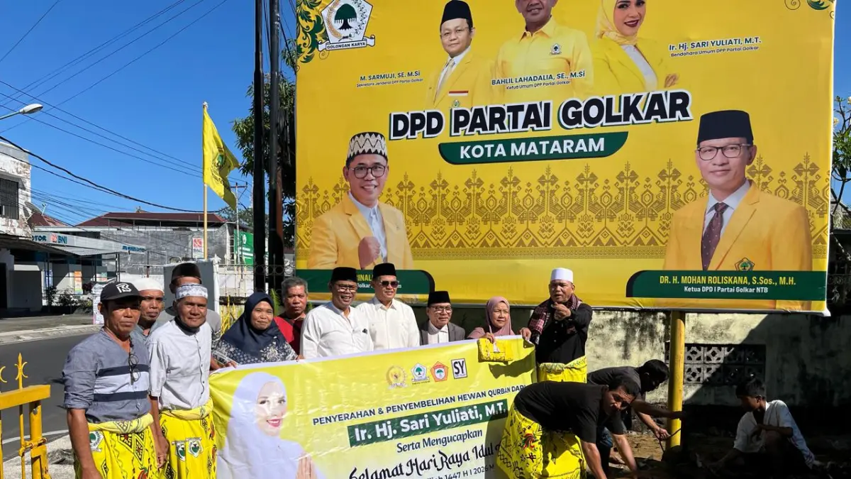 KURBAN : Ketua DPD II Golkar Kota Mataram bersama pengurus partai Golkar melakukan pemotongan hewan kurban dari Wakil Ketua DPR RI Hj Sari Yuliati di Kantor DPD Golkar Kota Mataram Rabu (27/5). (Dok. Golkar Mataram)