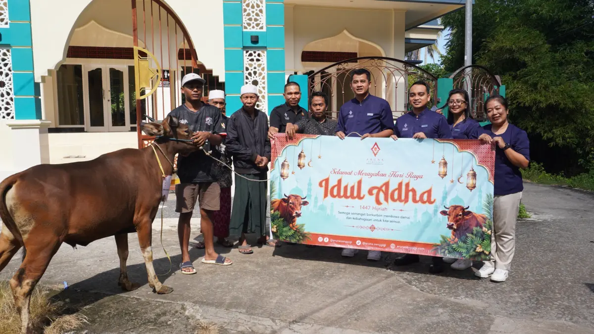 SALURKAN: Aruna Senggigi menyalurkan CSR Hewan Kurban, Kamis (28/5). (IST/LOMBOK POST)