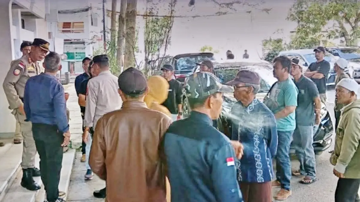 Satpol PP NTB Kkawal hearing dari Aliansi LAUK (Lombok Ate Untuk Kemanusiaan) di Ruang Melati, Kantor Gubernur NTB, Selasa (26/5/2026).