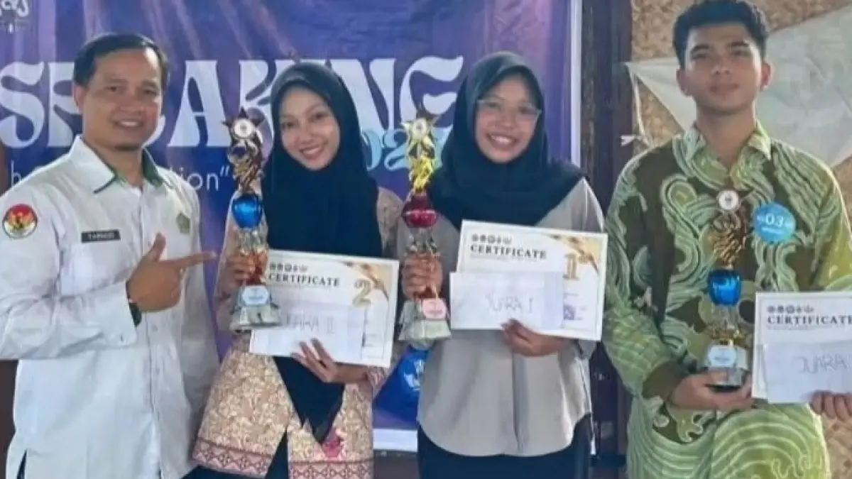 BERPRESTASI: Tiga siswa MAN 2 Mataram yang sukses meraih juara satu story telling dan juara dua dan tiga speech contest di ajang The Art of Speaking Tahun 2026 foto bersama pembina Bahasa Asing di Undikma, belum lama ini.

