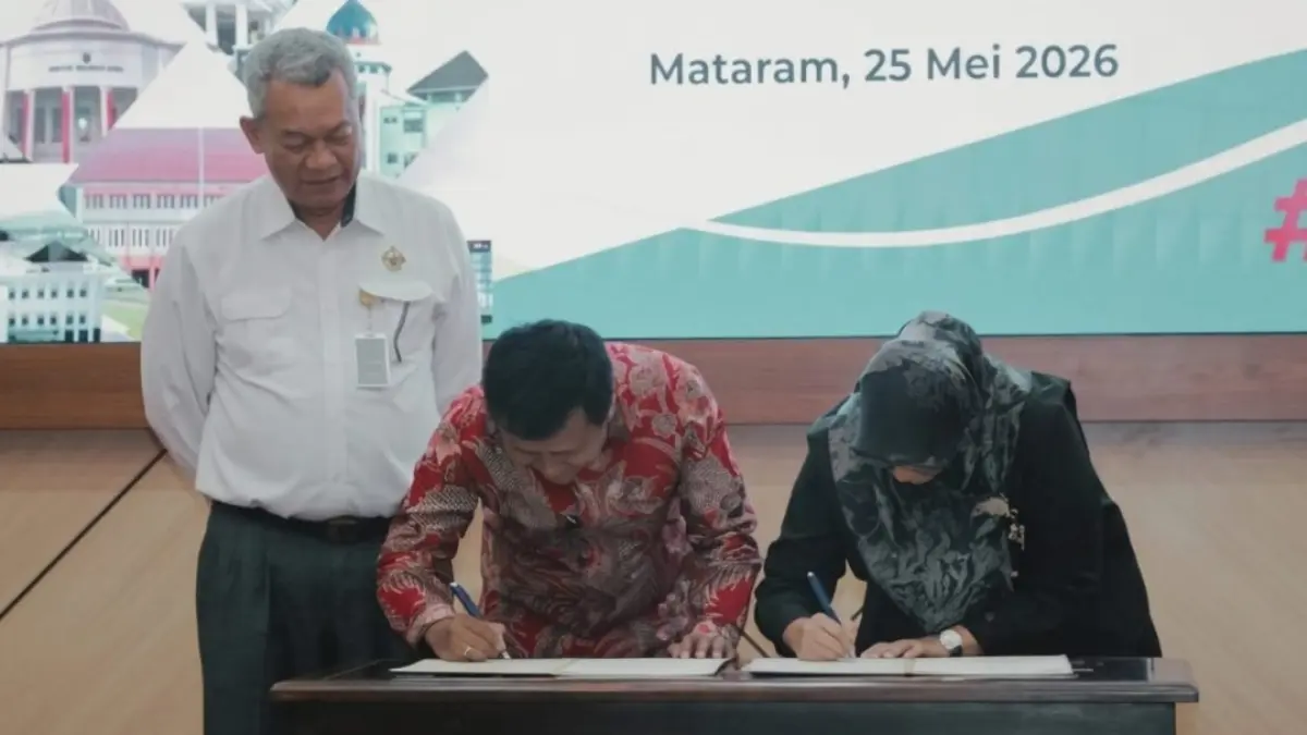Bupati KSB Amar Nurmansyah (tengah) sedang memandangi serah terima LHP LKPD 2025 di kantor BPK NTB, beberapa hari lalu.
