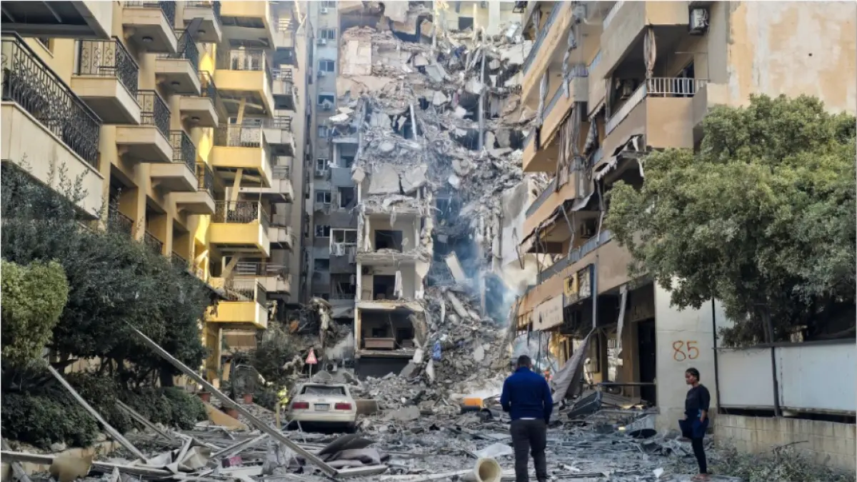 DIBOM ISRAEL: Warga melihat kerusakan di lokasi serangan Israel di Tyre, Lebanon selatan, Kamis (28/5). Israel terus memperluas operasi militernya di Lebanon selatan. (KAWNAT HAJU/AFP)