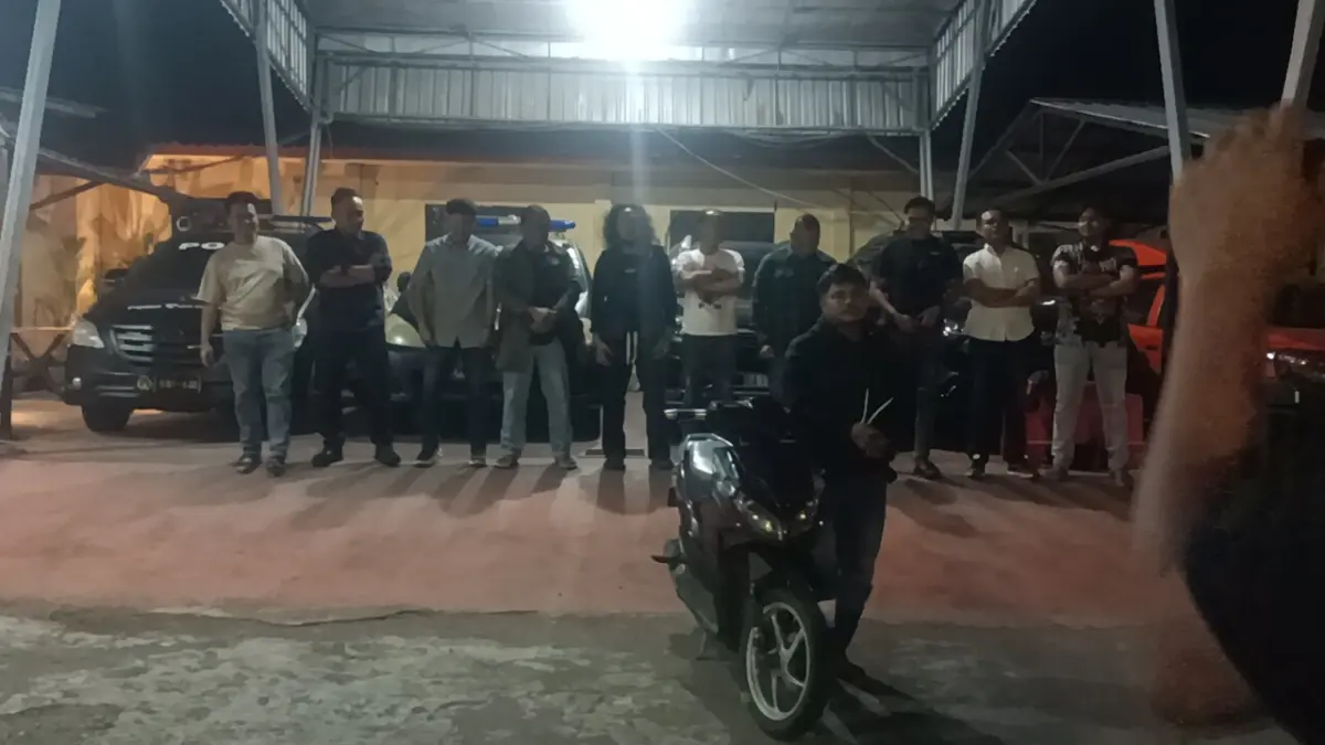 DILUMPUHKAN: Pelaku jambret berinisial IH alias Cekok (depan) diamankan ke Mapolda NTB setelah ditangkap, Rabu (27/5). (Harli/Lombok Post)