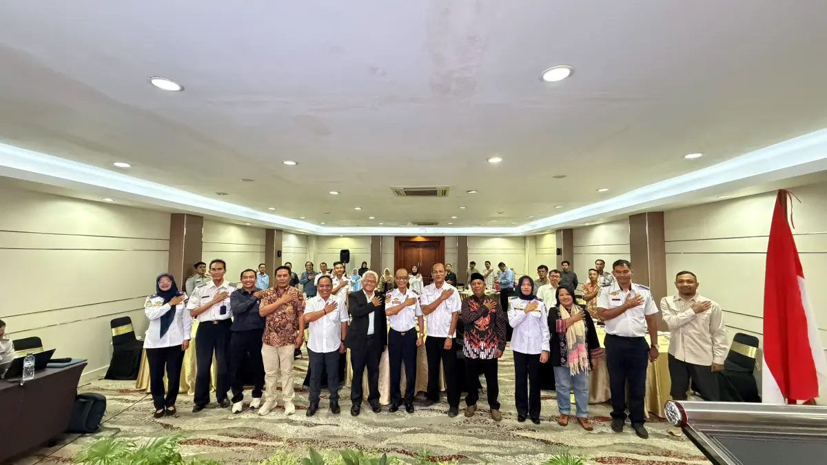 EDUKASI: Peserta dari kalangan media, akademisi, dan organisasi masyarakat sipil mengikuti pelatihan pemanfaatan platform INTRAS yang digelar Forum Lalu Lintas dan Angkutan Jalan NTB bersama CoST di Hotel Lombok Raya, Mataram, Selasa (26/5).