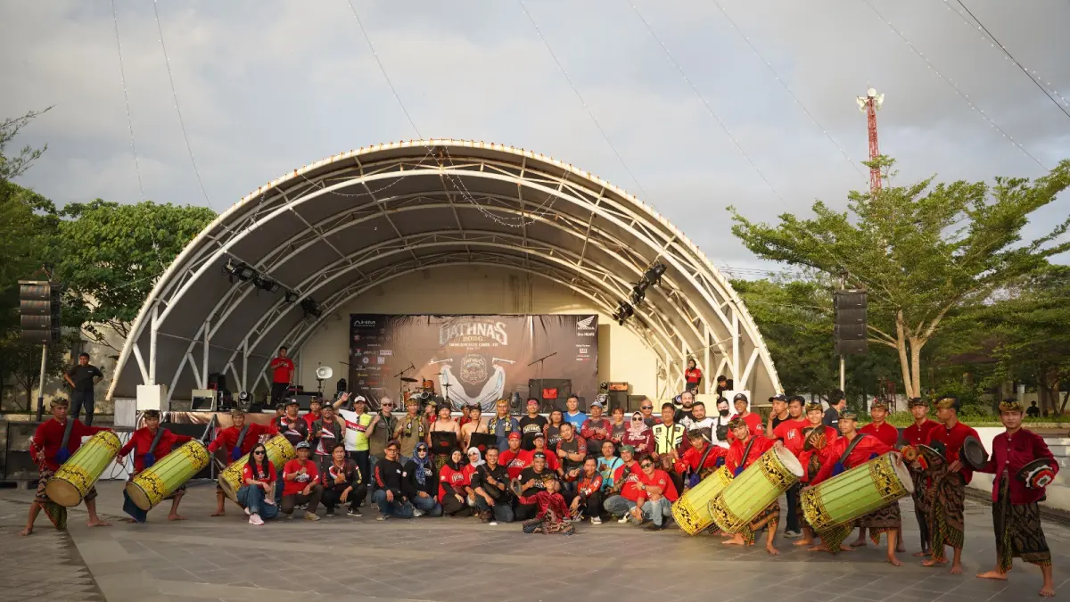 Foto Bersama : para peserta NGASAB dari komunitas Honda PCX Club Indonesia saat berada di Loang Baloq.