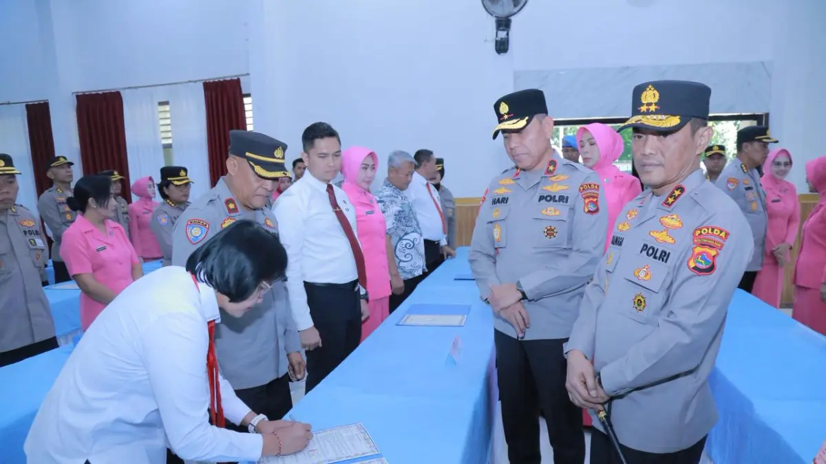 Kapolda NTB Irjen Pol. Kalingga Rendra Raharja (kanan) menyaksikan penandatanganan pakta intergritas antinarkoba pejabat utama Polda NTB, Jumat (29/5).
