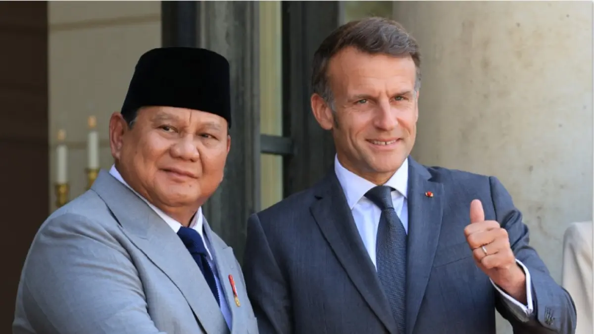 KE PRANCIS LAGI: Presiden Prancis Emmanuel Macron (kanan) menyambut kedatangan Presiden Indonesia Prabowo Subianto di Istana Kepresidenan Elysee di Paris, Kamis (28/5). (LUDOVIC MARIN/AFP)