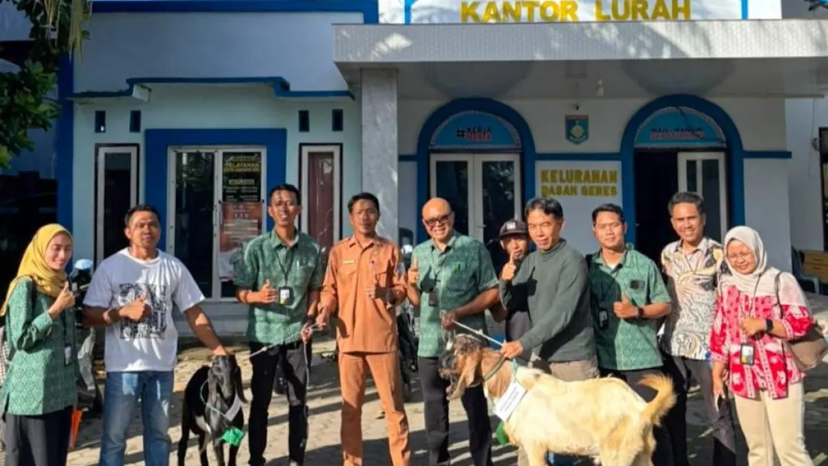 Pegadaian Cabang Gerung menyerahkan hewan kurban kepada Kelurahan Dasan Geres, Lombok Barat.