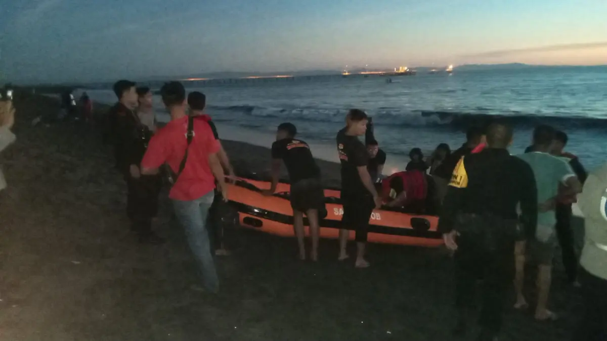Pencarian dua anak yang terseret gelombang di pantai Ampenan. (IST/LOMBOK POST)