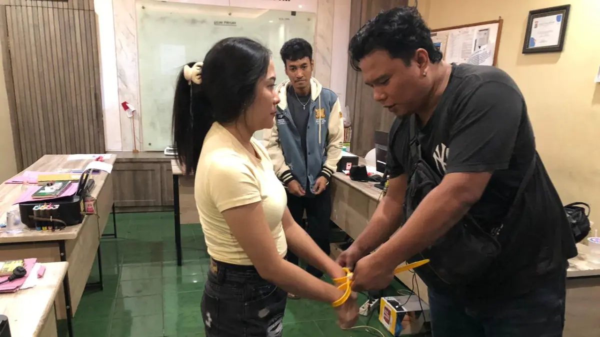 PENGEDAR SABU: Polisi membuka borgol terduga pengedar sabu berinisial YWU setelah diamankan ke Mapolresta Mataram, Rabu (27/5) lalu. (HARLI/LOMBOK POST)