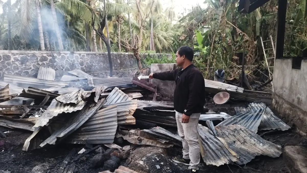 RATA TANAH: Kondisi rumah warga di Desa Sukadana, Kecamatan Bayan yang mengalami kebakaran.