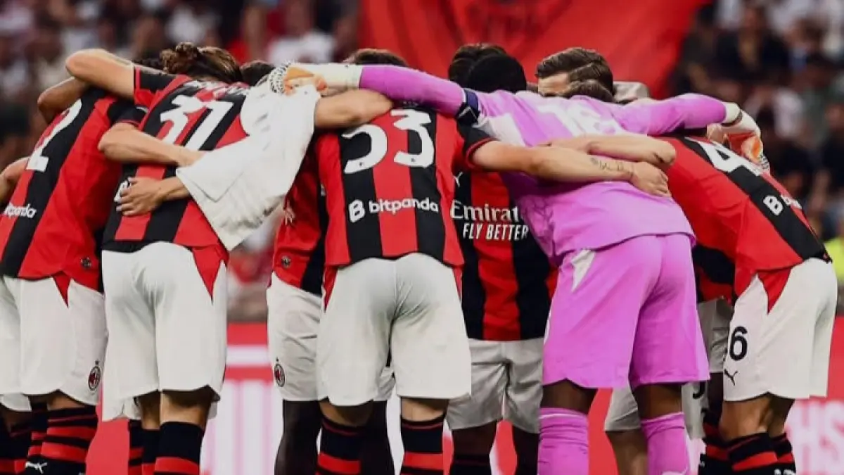 SALING MENYEMANGATI: Skuad AC Milan dengan kostum baru di laga terakhir Serie A pekan lalu. (Istimewa) 