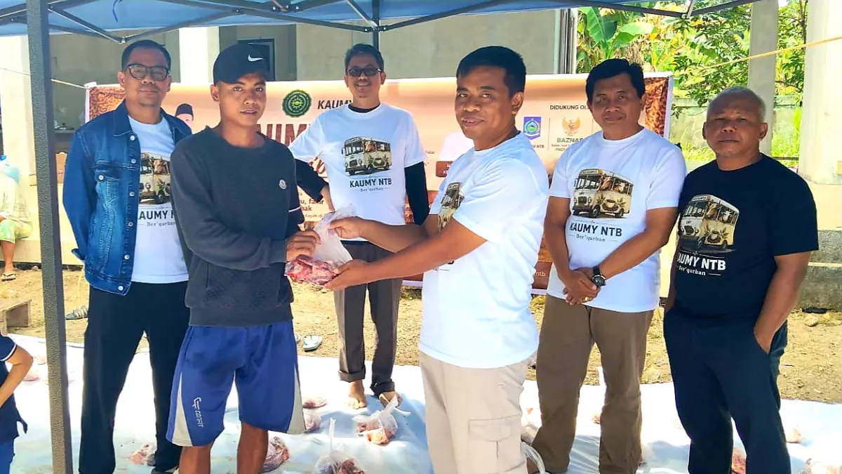 SALURKAN KURBAN: Pengurus dan relawan KAUMY NTB saat melaksanakan penyembelihan hewan kurban dan pendistribusian daging kepada masyarakat di Dusun Abror, Desa Jembatan Kembar Timur, Lombok Barat, Kamis (28/5). (IST FOR LOMBOK POST)


