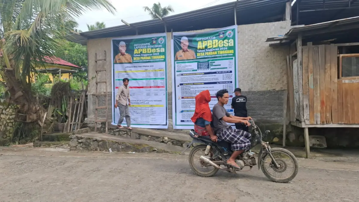 Sejumlah spanduk pengelolaan Dana Desa terpasang di setiap desa di Lombok Tengah, Senin (25/5) lalu.

