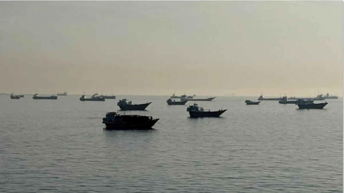 SELAT HORMUZ: Kapal-kapal terlihat berlabuh di Selat Hormuz di lepas pantai kota pelabuhan Khasab di Semenanjung Musandam utara Oman. Presiden AS Donald Trump mengancam menyerang Oman jika mendukung Iran terkait Selat Hormuz. (AFP)