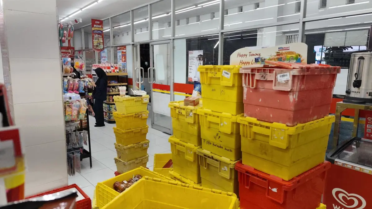  Tumpukan produk makanan dan minuman yang dirapikan pada salah satu gerai Alfamart dekat Pasar Renteng, Praya, Loteng, Selasa (26/5).&nbsp;(Dewi/Lombok Post) 
