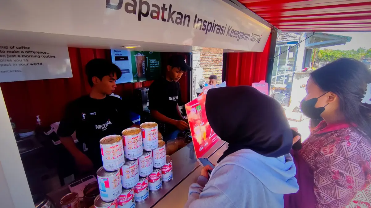 VIRAL DI MEDSOS: Sejumlah konsumen saat memesan aneka minuman kopi di Kedai Nescafe di Praya, Lombok Tengah, Rabu (27/5). (Dewi/Lombok Post) 
