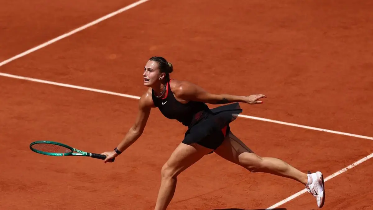Aryna Sabalenka mengalahkan Daria Kasatkina dan mencetak kemenangan ke-100 sebagai nomor 1 dunia. Naomi Osaka menanti di babak 16 besar. (Instagram Roland Garros)