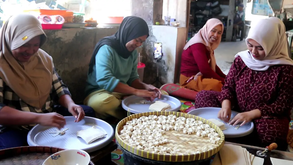 BERDAYAKAN: Sejumlah ibu-ibu tetangga ikut serta membantu Halimah (dua kann) saat memproduksi Merungkung jajan khas Sasak di Dusun Alang, Desa Kopang Rembiga, Kopang, Loteng.
