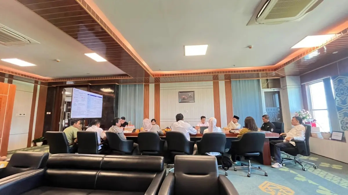 Bupati Loteng Lalu Pathul Bahri (kanan) bersama jajaran Perumdam Tiara Loteng dan ITDC gelar rapat memperkuat keberlanjutan pelayanan air bersih di KEK Mandalika, Jumat (29/5).&nbsp;
