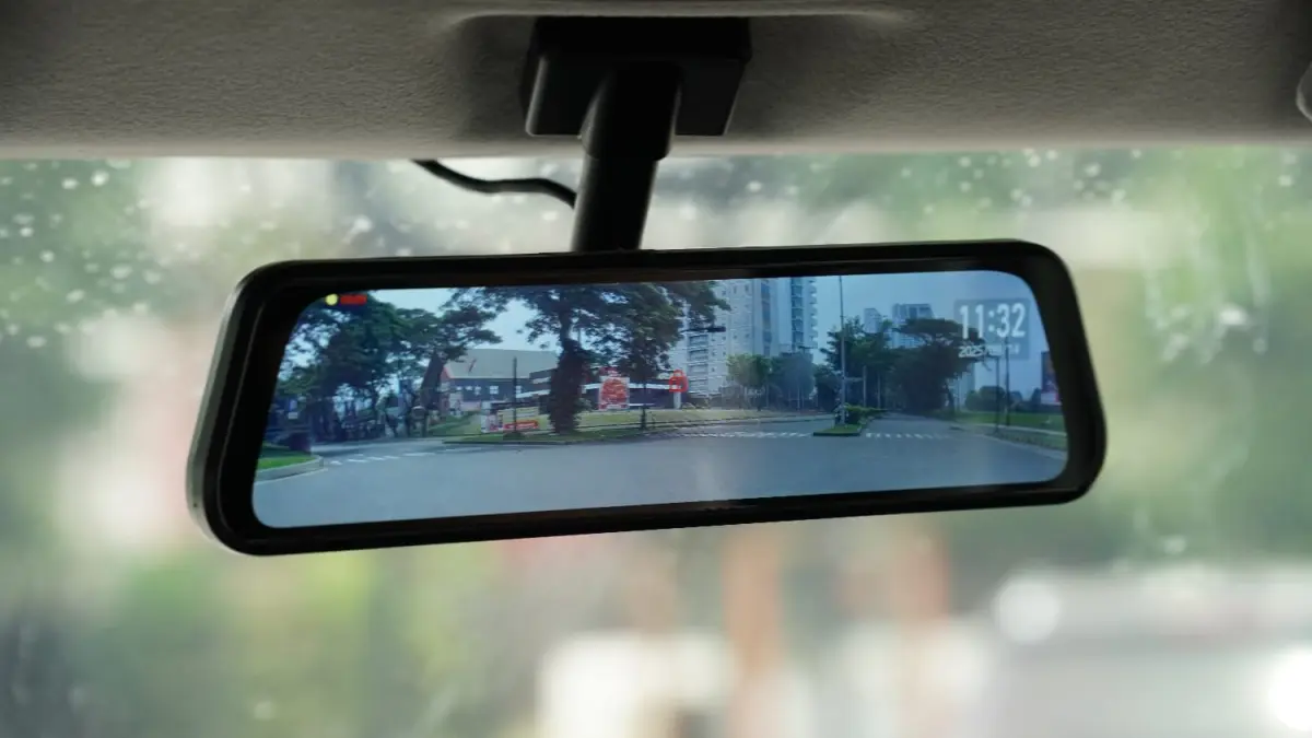 Fitur Smart e-Mirror pada Suzuki New XL7 Alpha Hybrid mendukung gaya berkendara yang lebih antisipatif dan aman.