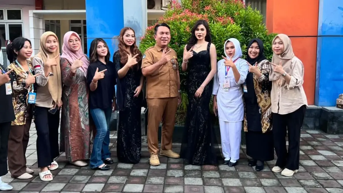 FOTO BERSAMA: Kepala SMKN 1 Lingsar Ahmad Sabli foto bersama siswa yang mengikuti ajang LKS tingkat Provinsi NTB dan guru pembimbing di sekolah setempat, belum lama ini.
