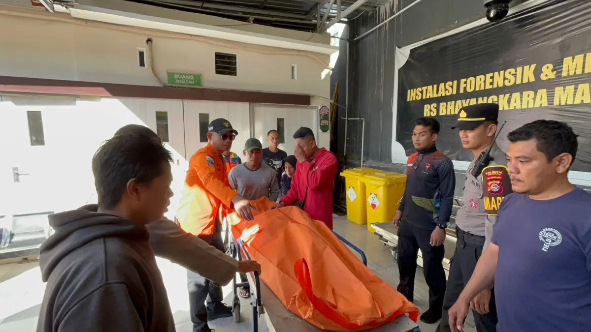 Jasad Pietro, anak yang hanyut di pantai Ampenan dibawa ke rumah sakit Bhayangkara. (DOK. SAR NTB)