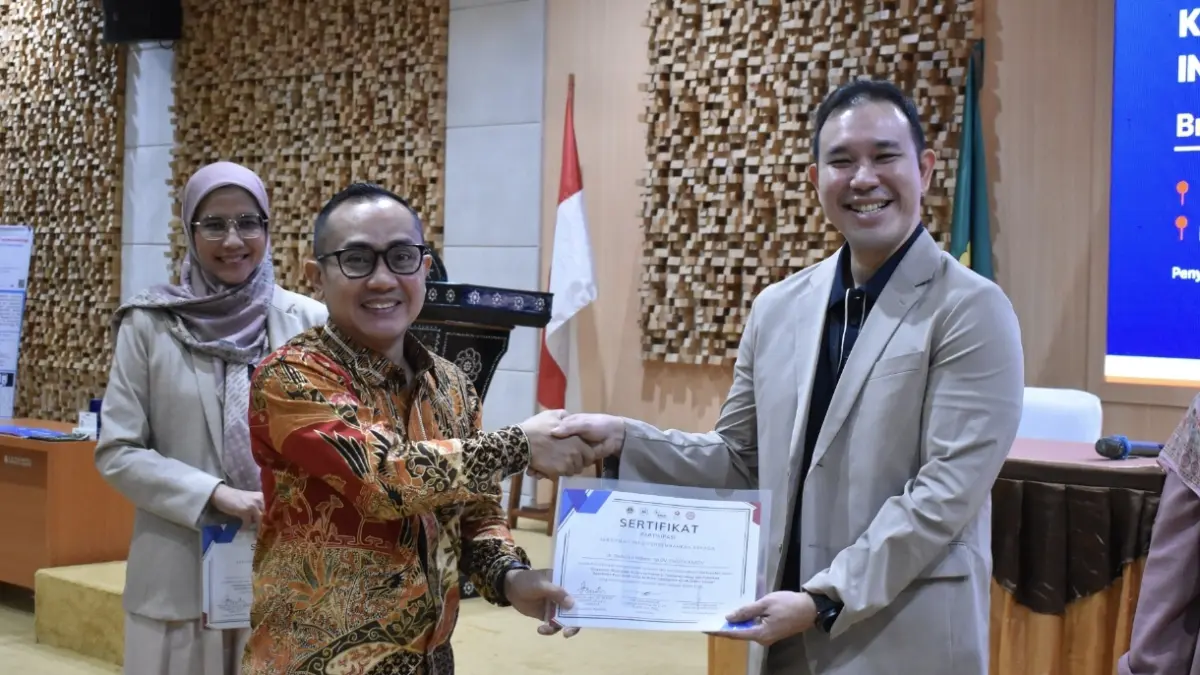 Kepala Dinas Kesehatan Kota Mataram dr. Emirald Isfihan menyerahkan piagam penghargaan kepada dr. Dedianto Hidajat, SpDVE, spesialis kulit perwakilan dari PERDOSKI. (DOK. DIKES)

&nbsp;
