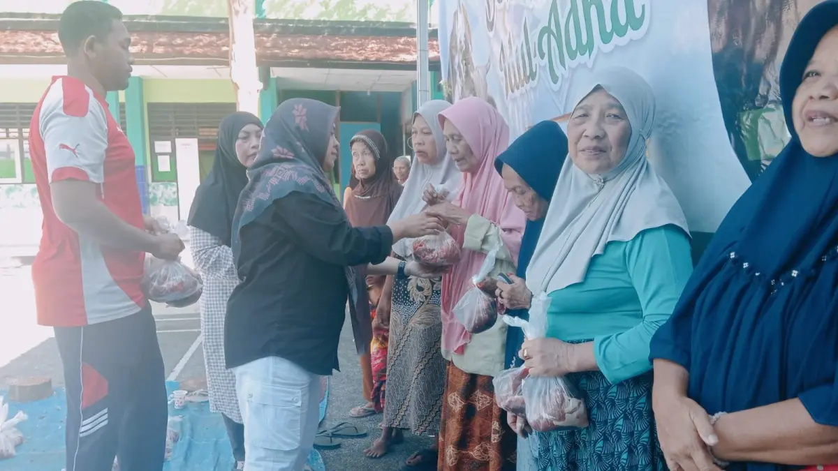 KEPEDULIAN SOSIAL: Kepala MIN 3 Mataram Khaerun Nisak (baju hitam) menyalurkan paket daging kurban kepada warga di madrasah setempat, Sabtu (30/5).