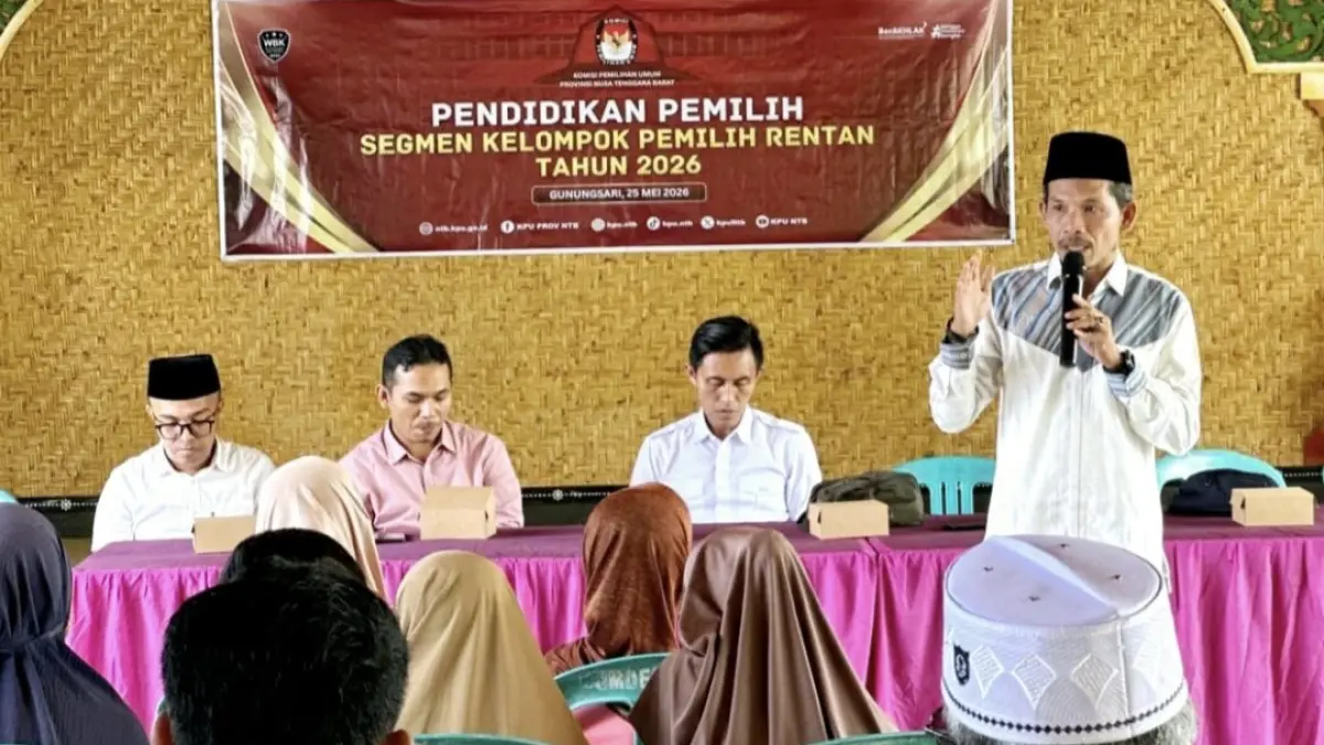 Ketua Divisi Hukum dan Pengawasan KPU NTB Mastur (berdiri) menyampaikan materi dalam "Sekolah Demokrasi" yang digelar KPU NTB bersama KPU Lobar di Desa Sesela, Kecamatan Gunungsari, Lombok Barat, Senin lalu (25/5).