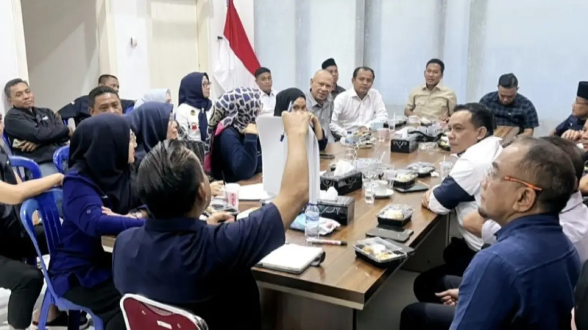 Ketua DPW NasDem NTB Mori Hanafi memimpin rapat persiapan Rakerwil dengan pengurus harian di kantor DPW NasDem NTB, Jumat (29/5).