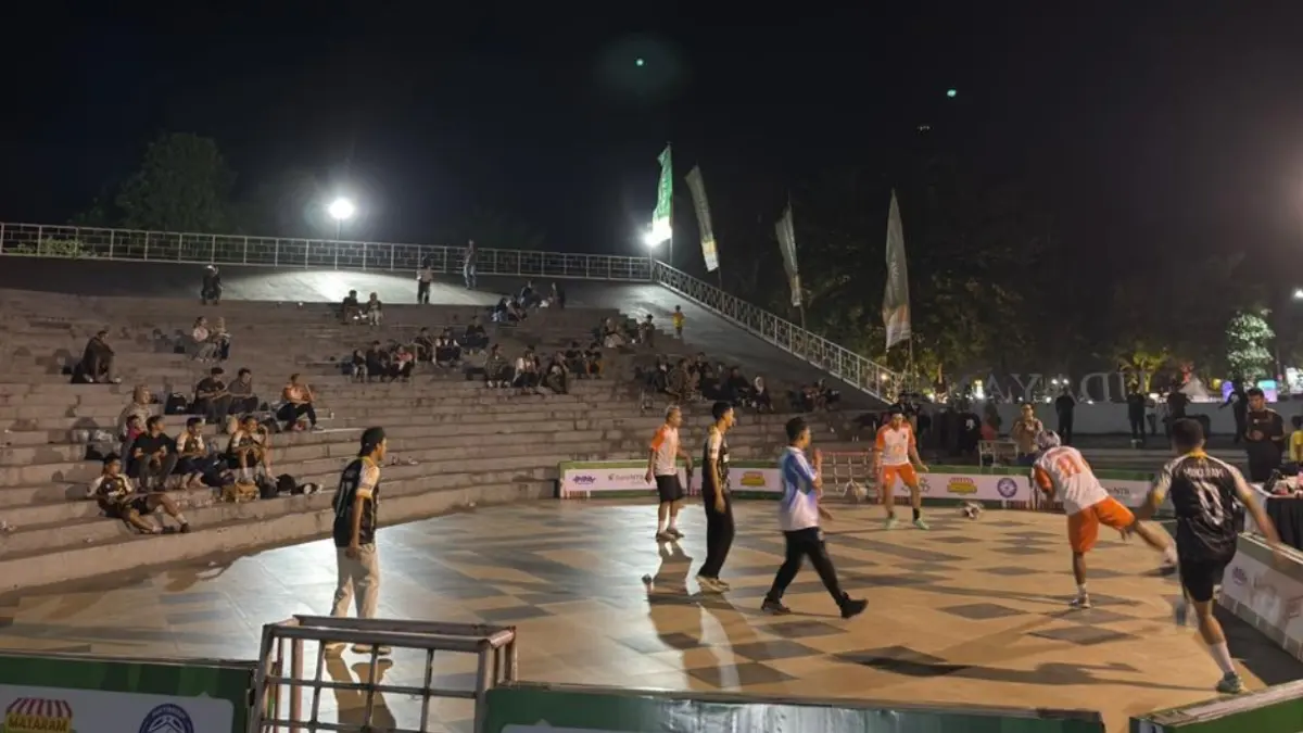 Mataram Friday Relax Vol III dengan konsep Olah Warga menghadirkan komunitas olah raga sepak bola. (DOK. DISPAR)