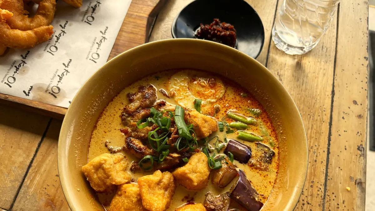 MENGGUGAH SELERA: Semangkuk mi Chicken Curry Laksa yang menggugah selera di gerai My Kopi-O Lombok Epicentrum Mall. (Ferial/Lombok Post)