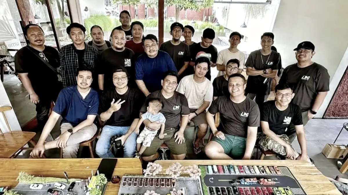 Para anggota komunitas Lombok Diecast Crew menggelar "kopi darat" beberapa waktu lalu. Mereka menunjukkan deretan diecast berbagai jenis dan warna hasil koleksinya.