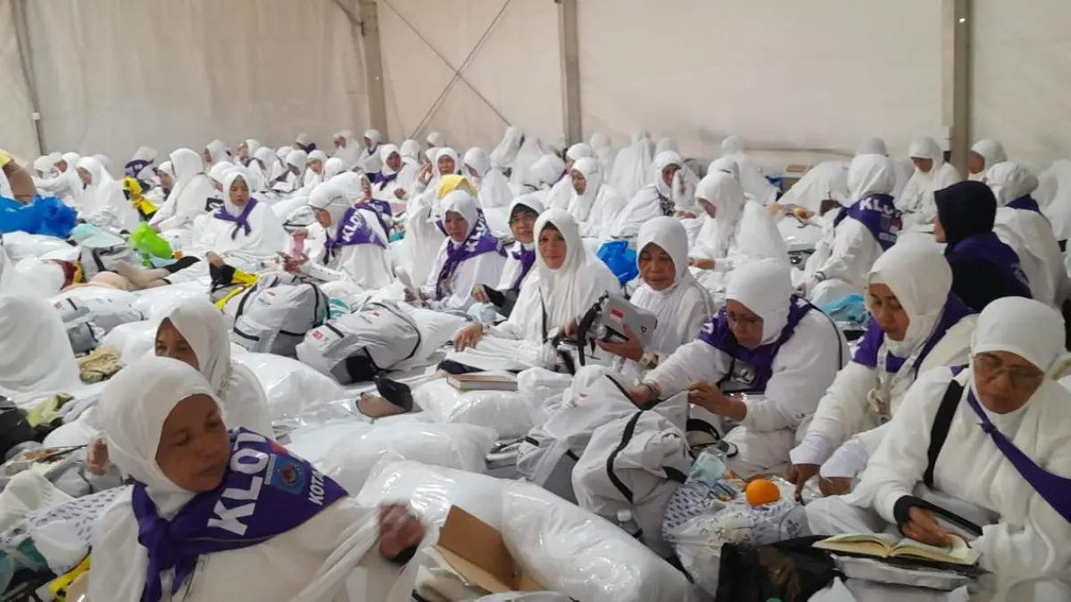 REHAT SEJENAK: Jemaah haji asal NTB beristirahat di dalam tenda di Mina, Arab Saudi, belum lama ini. (KANWIL KEMENHAJ NTB FOR LOMBOK POST)