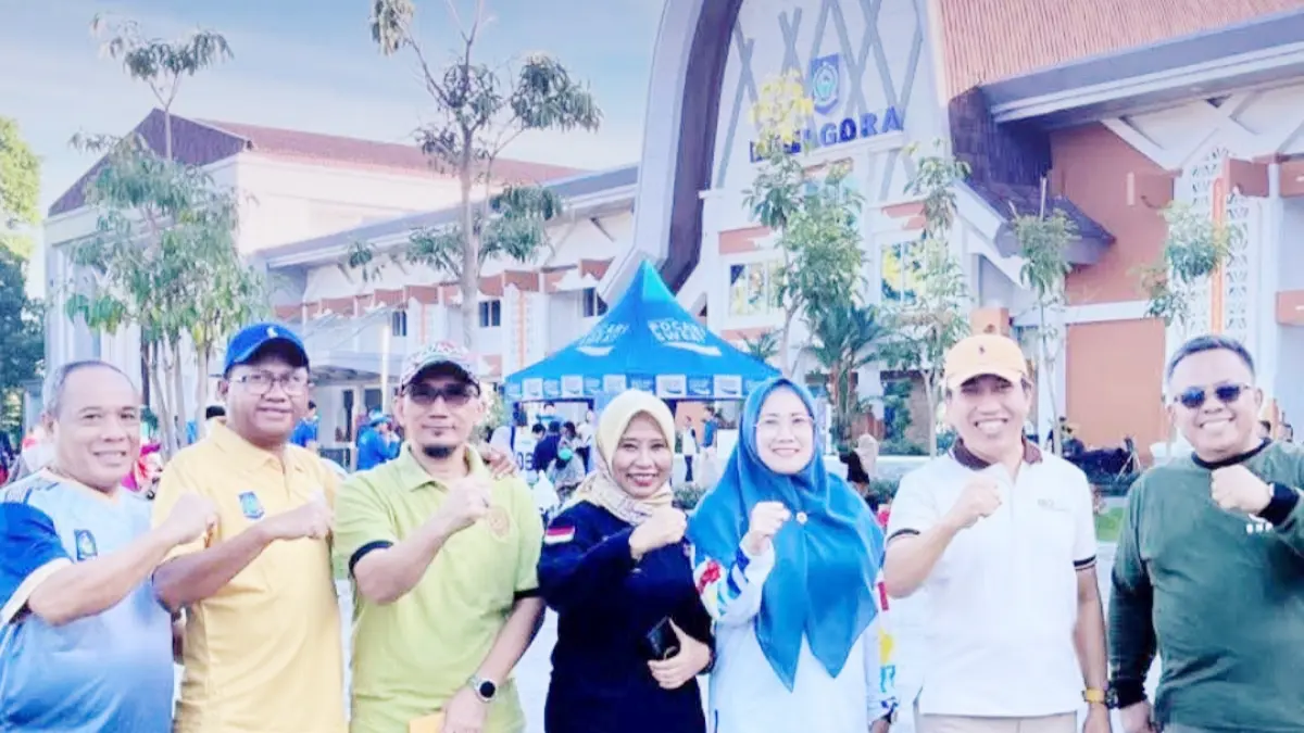 Satpol PP NTB menggelar aksi kurvey atau kerja bakti bersih-bersih di halaman depan Kantor Gubernur NTB pada Jumat (29/5/2026).